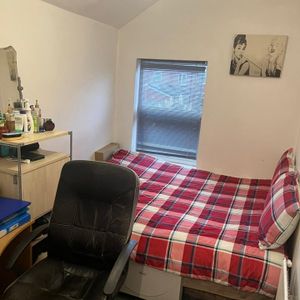 Room in a Shared House, The Broadway, B20 - Photo 2