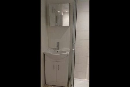 Room in a Shared House, Moore Close, CR4 - Photo 3