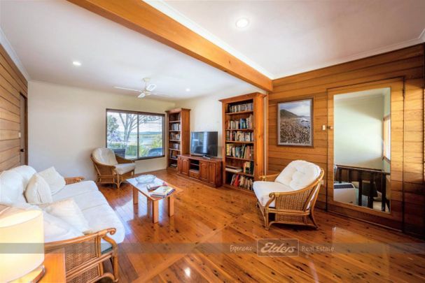 HOUSE WITH VIEWS AT GREEN POINT! - Photo 1