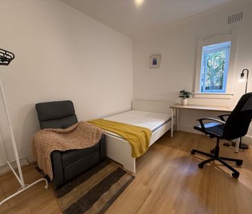 Sun-Drenched & Spacious Home in the Heart of Crows Nest! - Photo 3