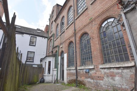 5 Bedroom Mid Terraced House - Photo 2