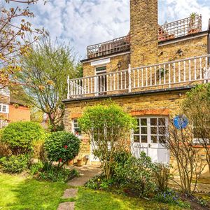 Fabulous family home in Bedford Park - Photo 2