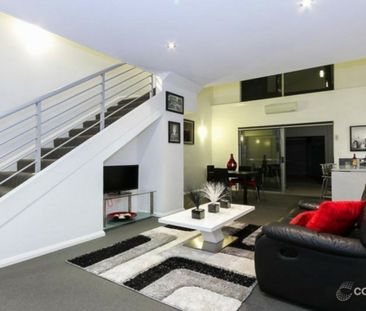Modern & Low-Maintenance Townhouse in Quiet Location - Photo 5