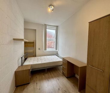 4 bedroom flat to rent - Photo 4