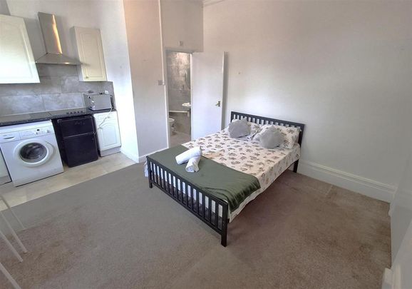1 bedroom in a house share to rent - Photo 1