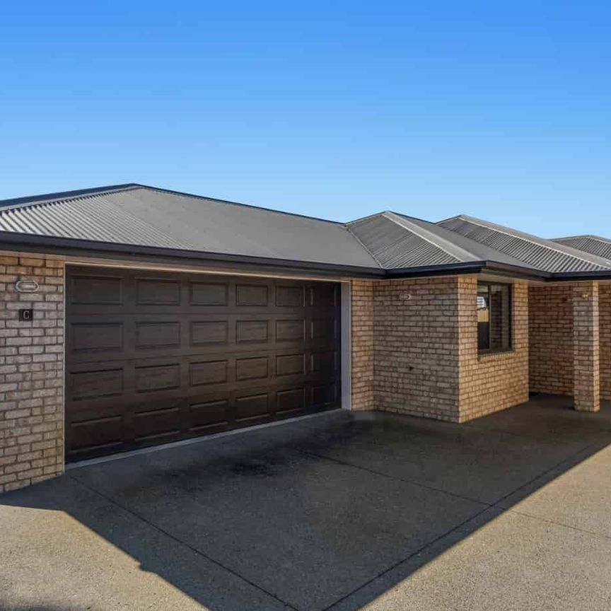 Brick Beauty - Photo 1