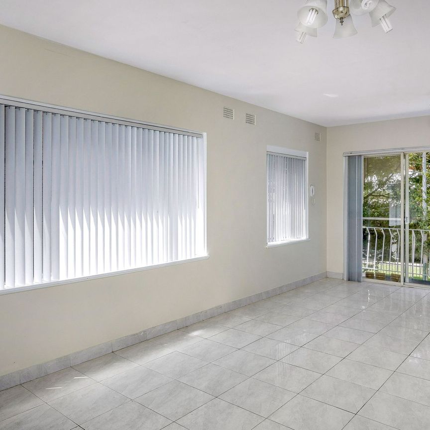 Bright & Sunny Two Bedroom Apartment - Photo 1