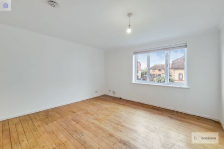 Spring Close, RM8 - Photo 3