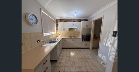 LARGE 2 BEDROOM TOWNHOUSE WITH AIR CONDITIONING - Photo 4