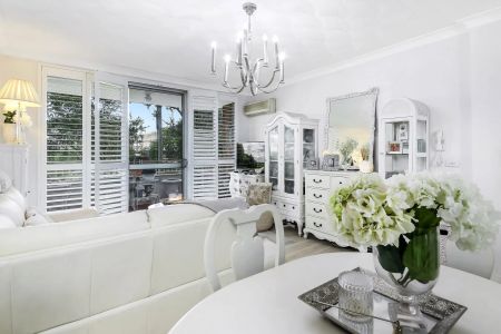 Two Bedroom Apartment In Convenient Location - Photo 2