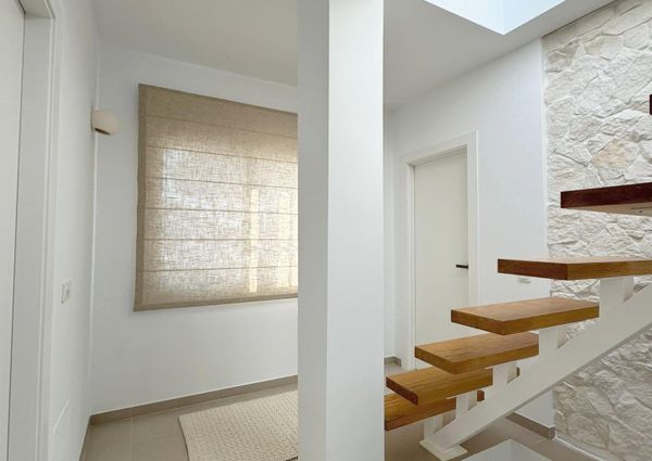 LARGE DETACHED VILLA WITH PRIVATE POOL AND GARDEN