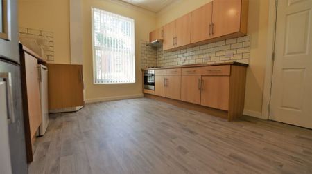 6 bedroom House in Ebberston Terrace, Leeds - Photo 5