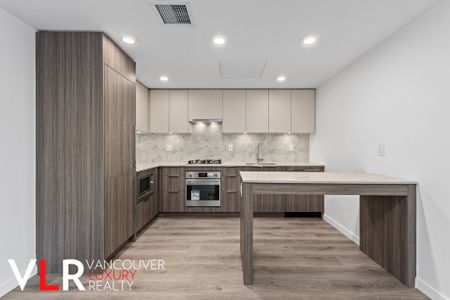 Condo in Surrey, BC - Photo 5