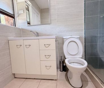 Renovated Spacious 2B2B on House whole level Bills included - Photo 2