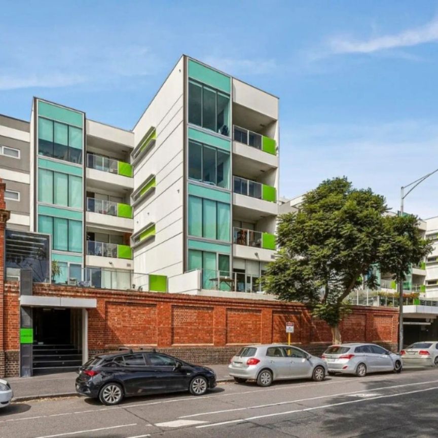 Light Filled Top Floor Apartment in a Prime Lifestyle Pocket - Photo 1