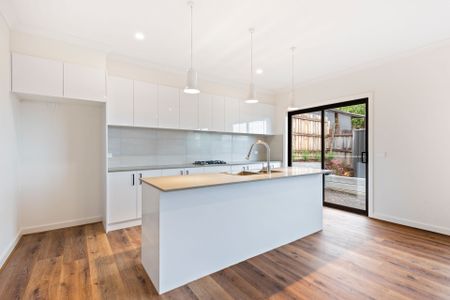 Townhouse Living with Modern Comfort - Photo 3