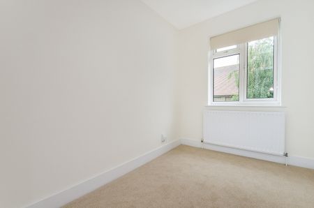 4 bedroom semi-detached house to rent - Photo 3