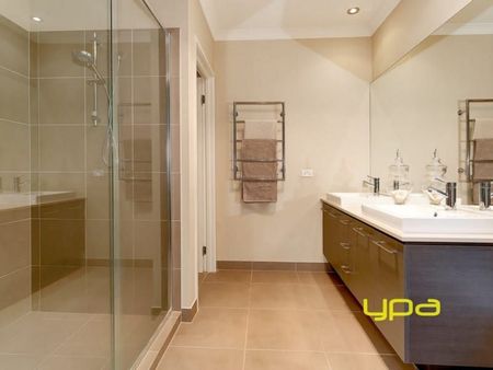 Spacious Living!! - Photo 5