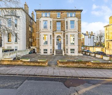 SHORT LET: An immaculate two bedroom flat in a handsome period building on Richmond Hill. - Photo 2