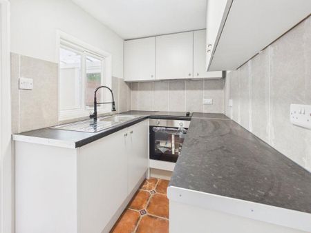 2 bedroom semi-detached house to rent - Photo 5