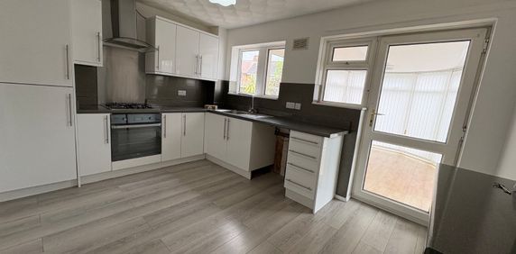 3 bedroom semi-detached house to rent - Photo 2