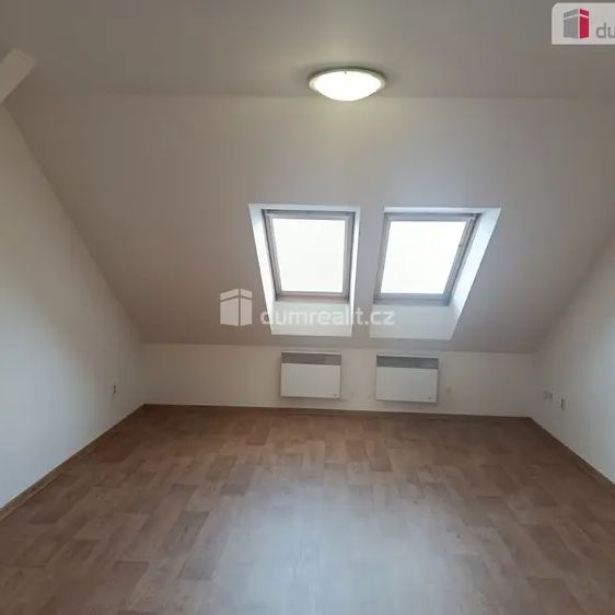 Pěkný podkrovní byt 1+kk, Praha 10 - Strašnice - Photo 1