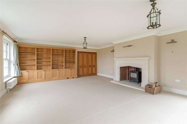 An immaculate six bedroom house with swimming pool at the heart of the Barbury Castle Estate - Photo 1