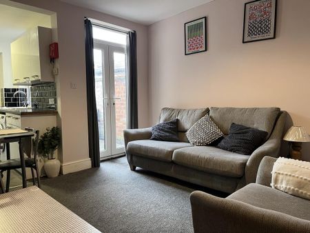 4 bedroom terraced house to rent - Photo 2