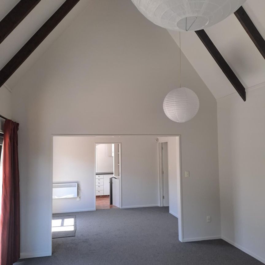 Sunny & warm 3 bedroom townhouse - Photo 1