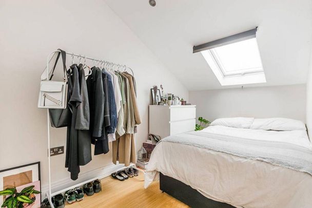 4 bedroom mews to rent - Photo 1