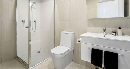 Modern Ground-Floor Apartment with Dual Access - Photo 2