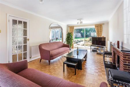 Court Green Heights, Woking - 5 bedrooms Property for lettings - Seymours - Photo 2