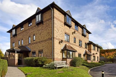 A significantly improved duplex apartment with new kitchen, flooring and redecoration, in the centre of Twyford, close to the station and amenities. - Photo 5