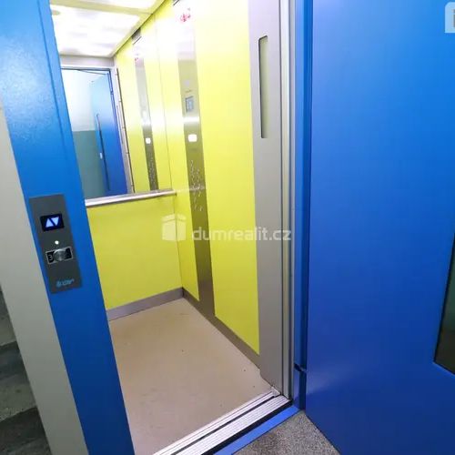 Útulná slunná garsonka (1+kk) ve třetím patře panelového domu s výtahem v Tachově - Photo 1
