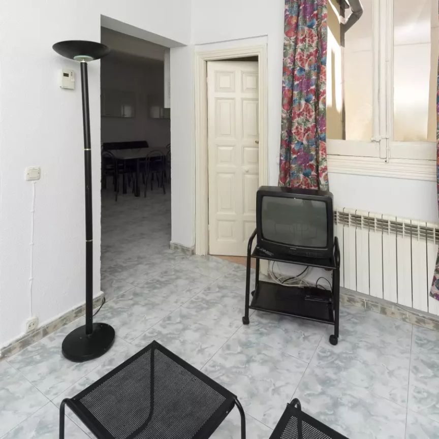 Single Bed in Rooms in nice and centrally located 9 bedroom flat, bills included - Photo 1