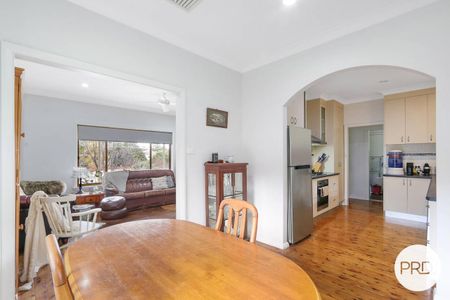 IDEALLY LOCATED, BEAUTIFUL HOME - Photo 5