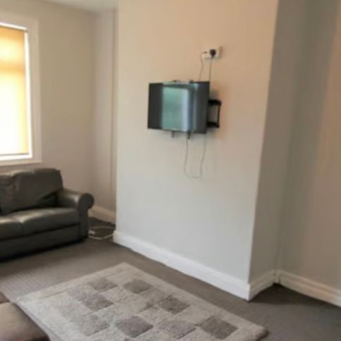 5 Bed - 17 Stanmore Street, Burley, Leeds - LS4 2RS - Student - Photo 1