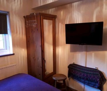 1 Bed Flat, Willow Way, W11 - Photo 5