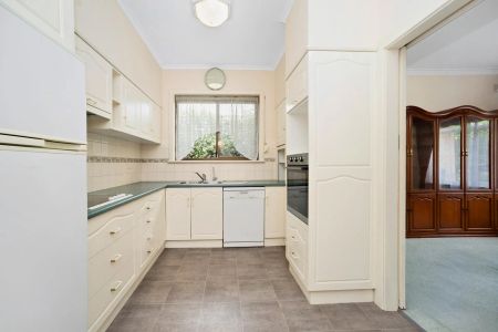 Three Bedroom Family Home Only Minutes From The Beach - Photo 2