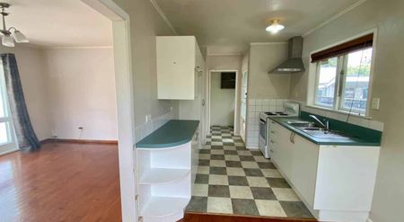 Lovely three bedroom home in Sunnynook - Photo 4