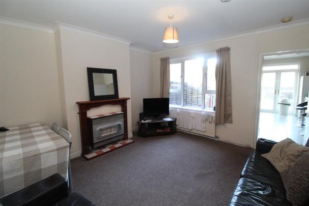 4 bedroom private hall to rent - Photo 1