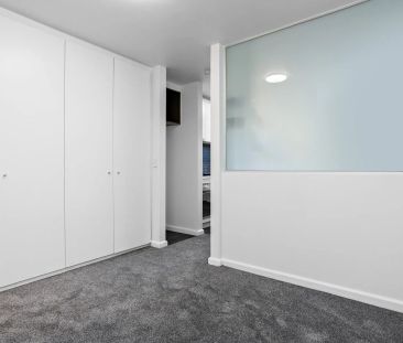 Light-Filled Studio Living in Prime St Kilda East - Photo 5