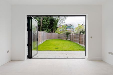 Pino Way , E4 7FR - Photo 4