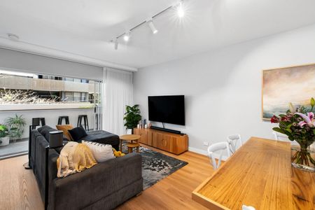 Stylish two-bedroom apartment in heart of fashionable Newstead - Photo 3