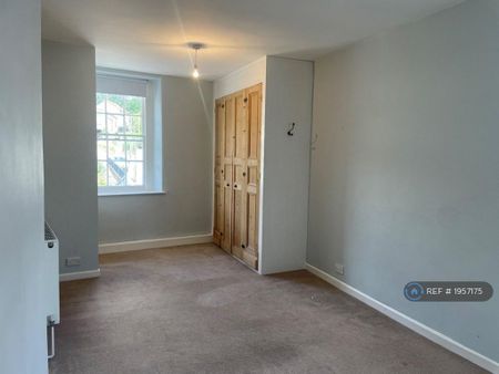 3 bedroom flat to rent - Photo 4