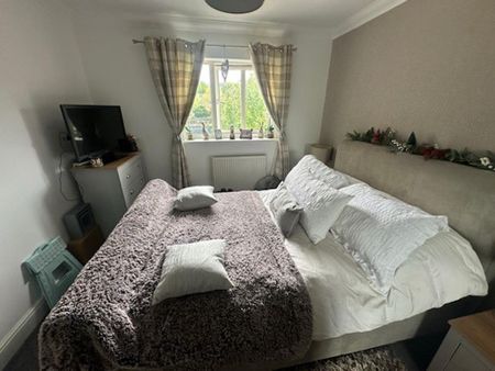 Available 3 Bed House - end terrace - Photo 2
