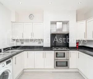 Fortis Green Avenue, Muswell Hill, London, N2 - Photo 2