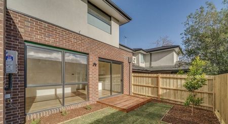 Modern Double-Storey Townhouse in Prime Burwood Location - Photo 4