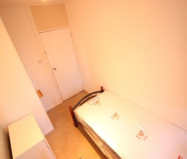 Room in a Shared Flat, Market Square, E14 - Photo 2