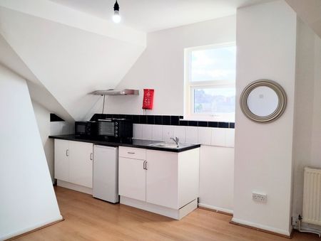 Studio Flat, Hollyshaw Lane, LS15 - Photo 3